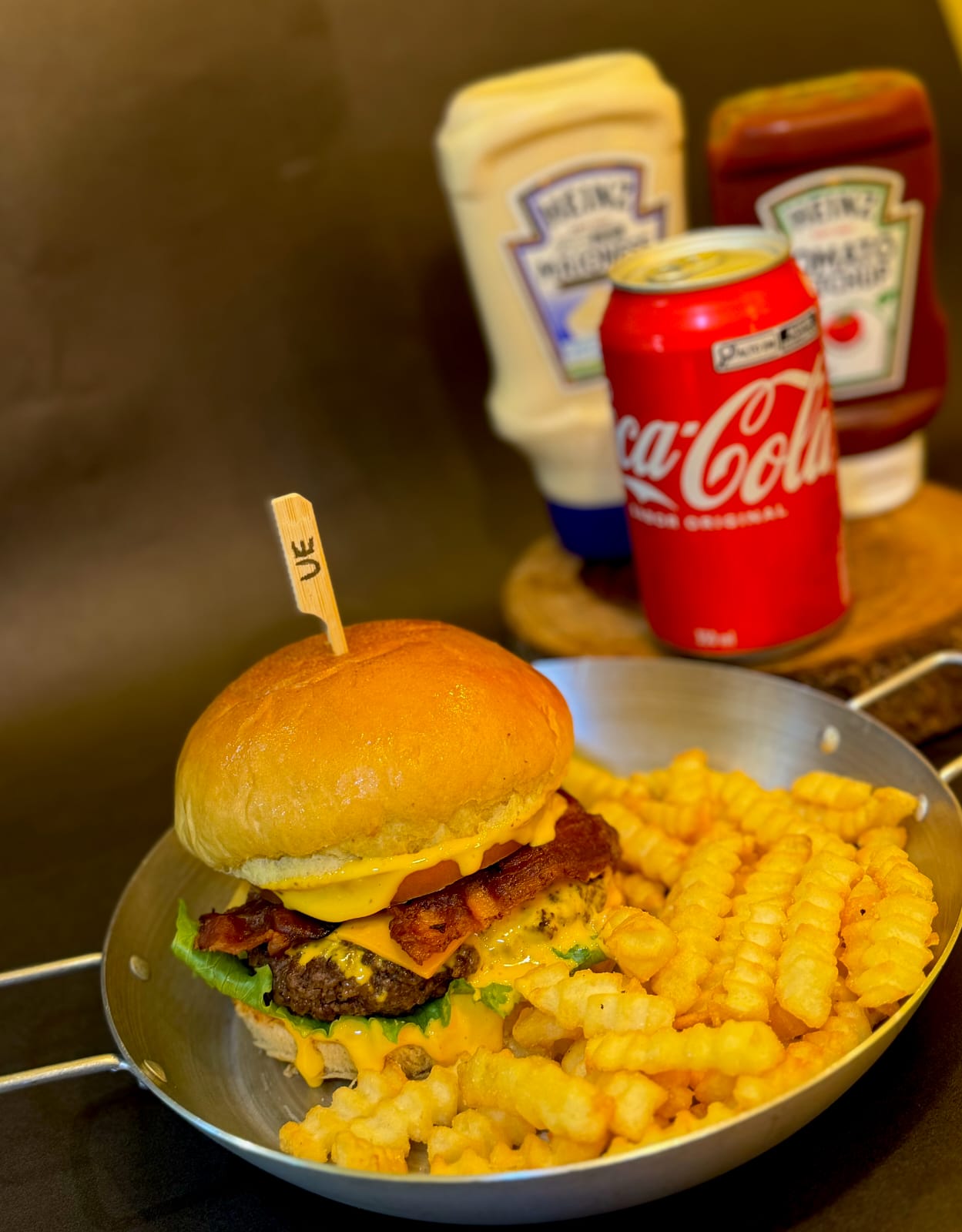 1 HAMBURGUER UÉ NANA + 1 BEBIDA + BATATA FRITA